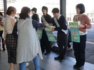 遺児らの進学 協力を　あしなが学生募金　岡山駅で街頭活動