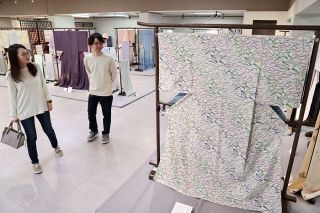 創意生かし自然美追求　日本伝統工芸染織展 岡山で開幕