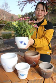 開園２５周年 植木鉢いかが　玉野・深山イギリス庭園 備前焼作家とコラボ 幸せ運ぶ青いハチ施す