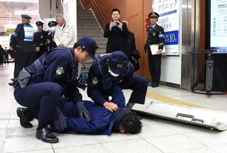 年末年始に向け不審者対応を確認　駅員や警察官、岡山駅でテロ対策訓練