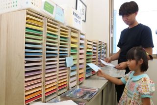 「体験　モノづくり最前線」②岡山みどり製本（岡山市）の「オリジナルノート」　色、サイズ 選ぶ楽しさ