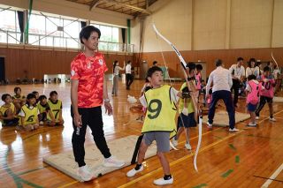 母校の岡山・牧石小で〝後輩〟と交流　パリ五輪 アーチェリー中西選手