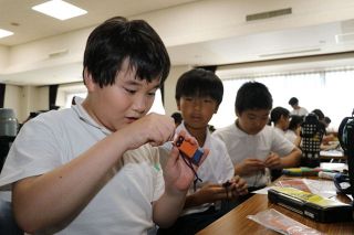 防災の日にお守り作り 児童１８人　倉敷 実践したい行動 紙に書き封入