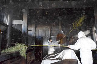 吉備津神社、すす払い迎春準備　御釜殿や国宝の本殿など清める