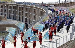 万博、大屋根リングで行進曲披露　１万２千人超、ギネス記録に認定