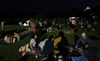 中秋の名月 雲隠れも風情堪能 　後楽園で恒例の観賞会