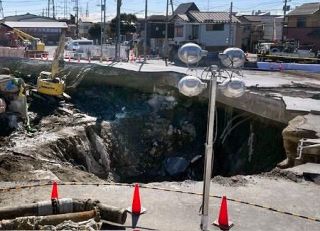 トラック運転席部分発見か、埼玉　陥没現場下流の下水道管内