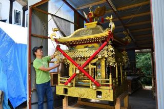 金色のみこし、輝き再び　木工芸家・垣上さん修復　１５日の新見・船川八幡宮武器行列でお披露目