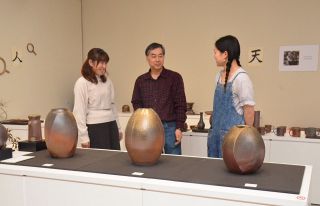 備前陶芸センター修了制作展　研修生３人がオブジェや壺の大作