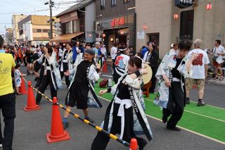 地踊りや多彩な屋台楽しむ　玉野で築港夜市にぎわう