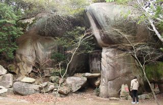 【ロケ地探訪＠備中魅力再発見】鬼の差し上げ岩（総社市奥坂）「桃源郷ラビリンス～生々流転」　クライマックス飾る大立ち回り撮影