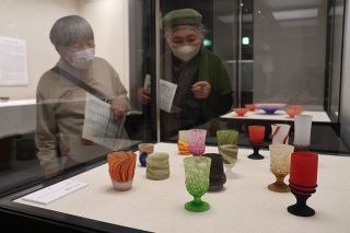 岡山ゆかりのガラス工芸や漆芸　シティミュージアムで企画展