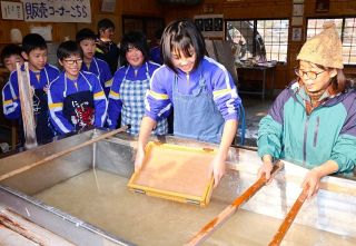 神代和紙で自らの卒業証書作り　新見の神郷北、神代小６年生