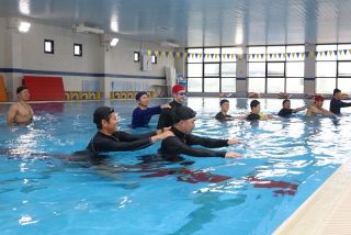 水難防止へ 教員向けの実技研修　県教委企画、水慣れや浮き方指導