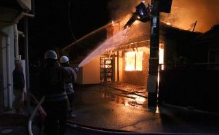 井原で民家と空き家計２棟半焼、１人死亡