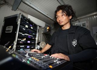 【赤テントに生きる　喝采をつくる人たち】④中尾展久さん（４５）　音響で一緒に舞台つくる