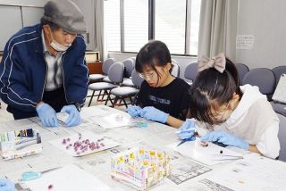 菊桜のキーホルダー作り 児童挑戦　佐藤清明氏ゆかり 地元里庄で催し