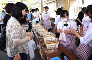 県立西備支援学校でマルシェ　野菜や手芸品を販売