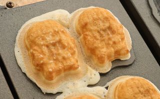 井原の新名物に！「でんちゅうやき」誕生　２２日から木、土曜「こもべ」で販売