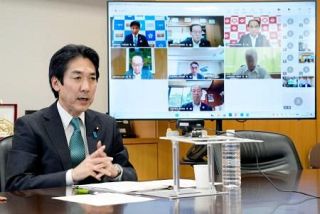 所得連動給付、申請不要で調整　自治体負担軽減、国と地方協議
