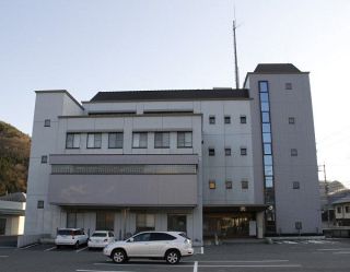 不明女性、遺体で見つかる　新見署が発表