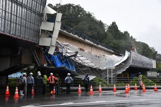橋梁工事の足場崩れる　新見の中国自動車道