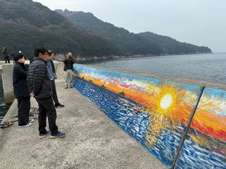 堤防アートの大作見に来て　笠岡諸島の六島・湛江港　島外の人らが描く