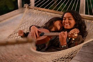 エルヴィスもブルーノも“オハナ”に！『リロ＆スティッチ』実写版を彩る音楽の裏側に迫る特別映像公開