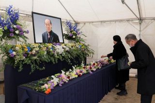 高階前館長 市民ら５００人しのぶ　大原美術館中庭に献花台