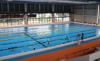 倉敷 屋内水泳センター３１日閉館　４５年の歴史に幕 寄せ書きを