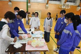 赤ちゃんのお世話に挑戦　落合中生、子育てに理解深める