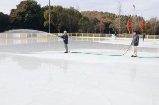 アイスランド津山 １３日オープン　整氷作業進む