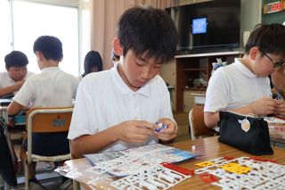 プラモデルでものづくり学ぶ　岡山・中山小で５年生が挑戦