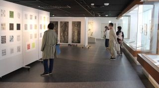 総社吉備路文化館で恒例の版画展　表現の幅広さ 新たな可能性伝える
