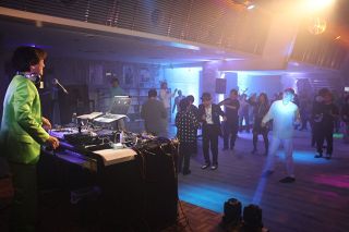 かつて流行の「ディスコ」ブーム再び　真庭のイベントで記者が挑戦　