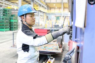 【新星☆駆ける】ＪーＭＡＸ岡山工場（浅口市）で大型プレス機の操作を担当する近江宙紀さん　丁寧な作業でトラブル防止