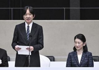 秋篠宮ご夫妻、高校総体に　地震犠牲者悼み、黙とう