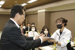 吉備中央で就職、若者を激励　町の激励会に３０人参加