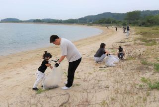 鉾島海岸きれいに　岡山南商工会の青年部、女性部