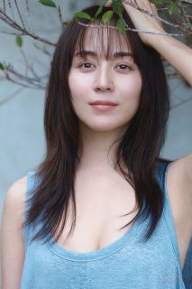 比嘉愛未、美肌輝く『FRIDAY』初表紙 故郷・沖縄撮影の初エッセイから