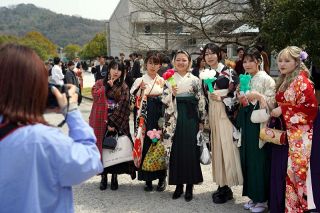 岡山県立大で卒業式