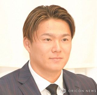 山本由伸、サングラス姿でクールな表情　トレーナーまといカジュアルコーデ　ドジャースが選手の私服ショット公開