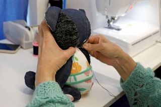 思い出の服テディベアに―名古屋の就労支援Ａ型事業所　障害ある人が縫製「高い能力知ってほしい」