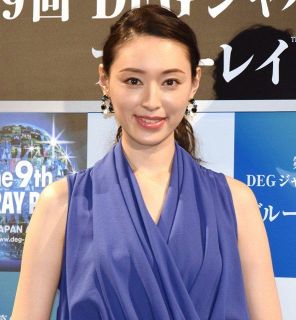 佐々木希、20年分の美しさを一枚に 未公開カットを“高級額装”で20枚