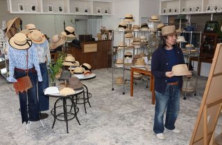 ＪＲ笠岡駅に常設ショップ　石田製帽、帽子２００点販売