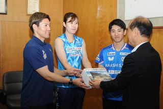 アリーナ整備に役立てて　　岡山拠点の３チーム、市に寄付
