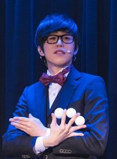 ＳＯＲＡさん（高梁出身） １０月凱旋公演　マリックさんらとマジック披露