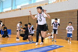 県の才能発見プログラムでスポーツ能力測定 自身の強みを把握、小学生２３０人参加