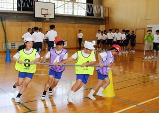 玉野光南高、八浜小でミニ運動会　６年生が一致団結し高校生と対戦