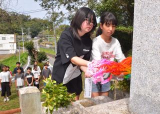戦争のない世界願う　津山・広野小６年、戦没者慰霊祭